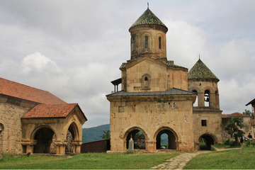 Гелатский монастырь Богородицы близ Кутаиси — наиболее значительный средневековый монастырь в Грузии.
